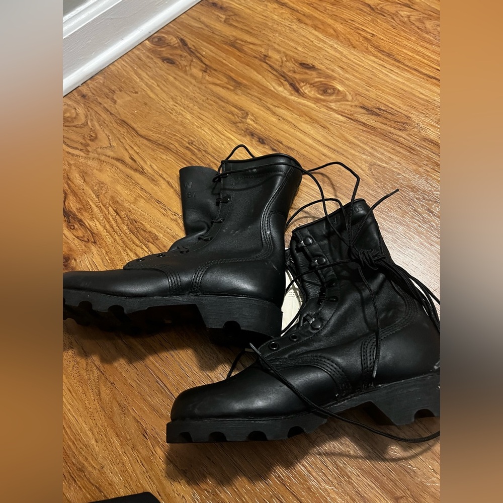 Genuine US Military All leather  Speed lace combat boots New with tag Size 4.5.